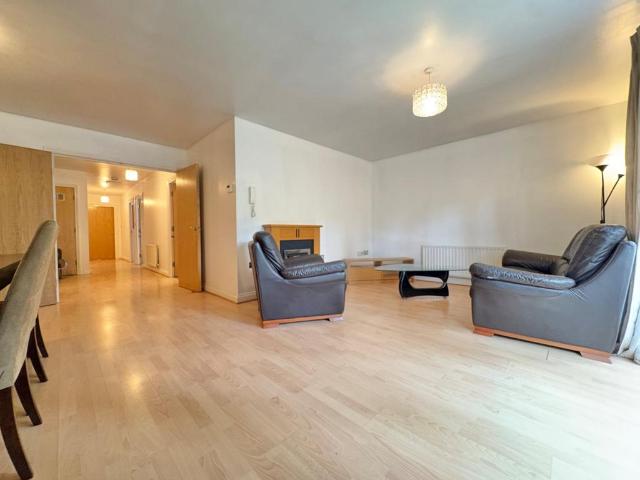 Carisbrooke Road, Leeds, West. 3 bed flat to rent £1,350 pcm £312 pw