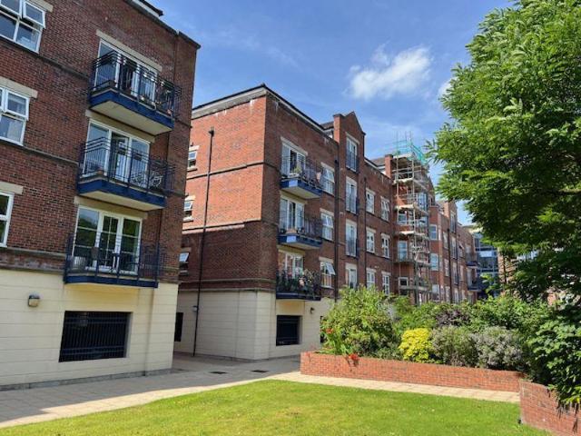 Carisbrooke Road, Leeds 3 bed apartment to rent £1,295 pcm £299 pw