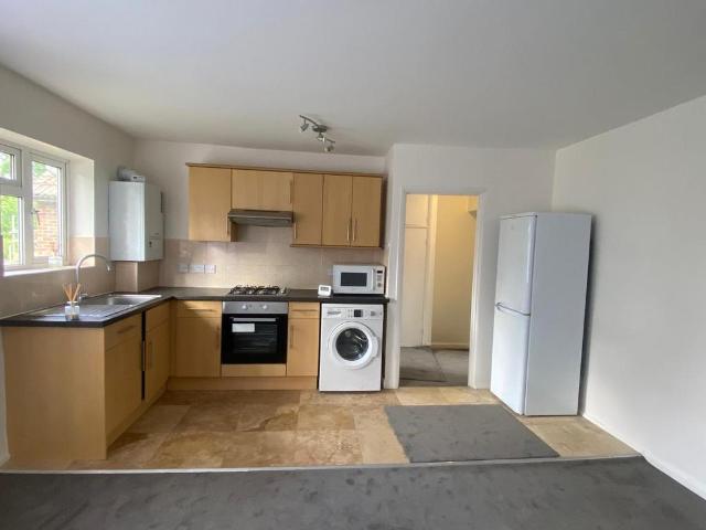 Carley Court, Friern Park, North. 2 bed flat to rent £1,700 pcm £392 pw