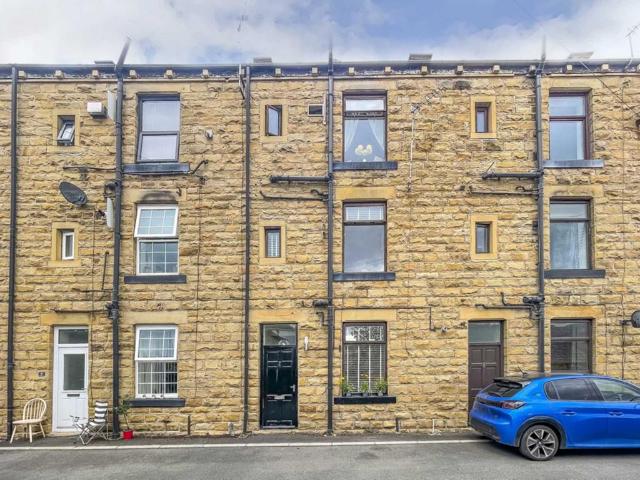 Carlinghow Hill, Batley 1 bed terraced house to rent £725 pcm £167 pw