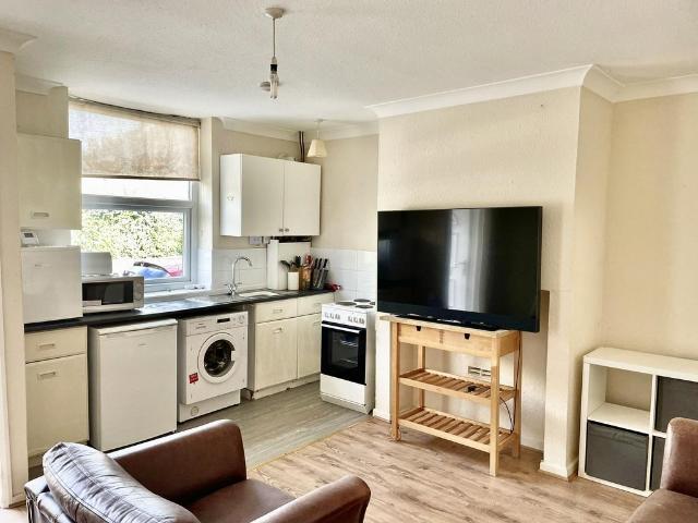 Carlinghow Lane, Batley, West. 1 bed terraced house to rent £675 pcm £156 pw
