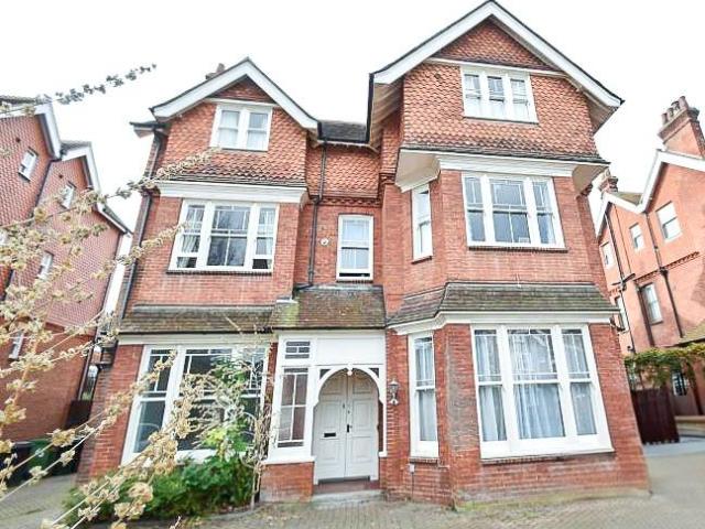 Carlisle Road, Eastbourne BN20 3 bed flat to rent £1,695 pcm £391 pw