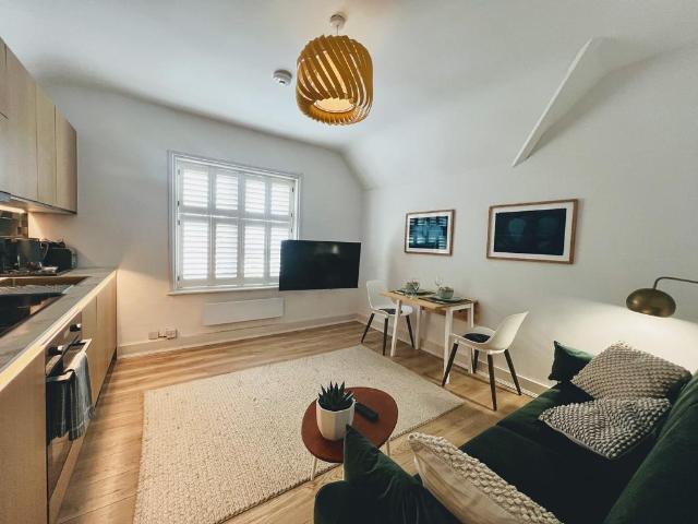 Carlisle Road, Hove BN3 2 bed flat to rent £1,650 pcm £381 pw