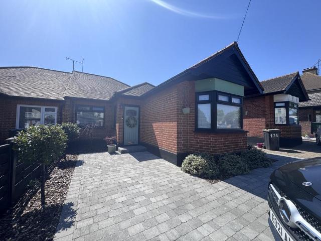 Carlton Avenue, Westcliff On Sea 3 bed bungalow to rent £2,100 pcm £485 pw