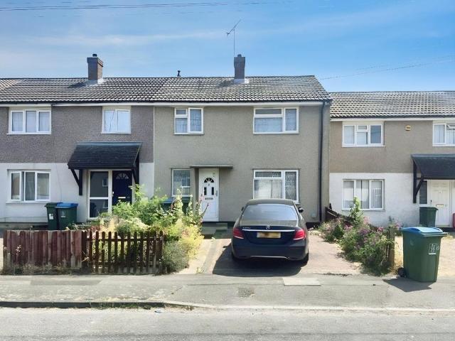 Carlton Close, Aylesbury. 3 bed terraced house to rent £1,550 pcm £358 pw