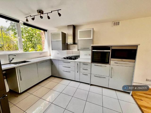 Carlton Court, London, SE19 2 bed flat to rent £2,010 pcm £464 pw