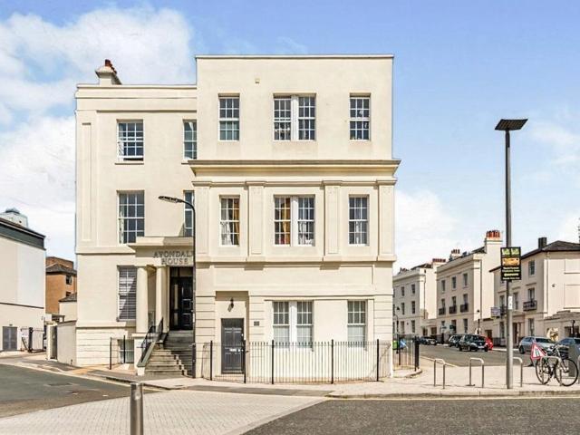 Carlton Crescent, Hampshire SO15 2 bed flat to rent £1,800 pcm £415 pw