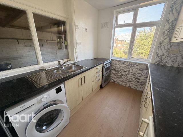 Carlton Crescent, LUTON 3 bed detached house to rent £1,800 pcm £415 pw