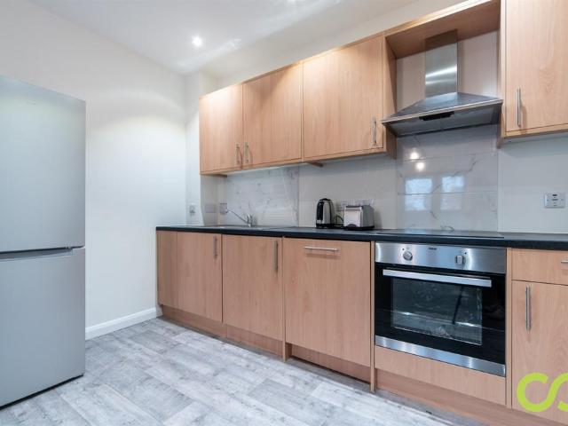 Carlton House, High Road, Ilford, IG1 2 bed flat to rent £1,760 pcm £406 pw