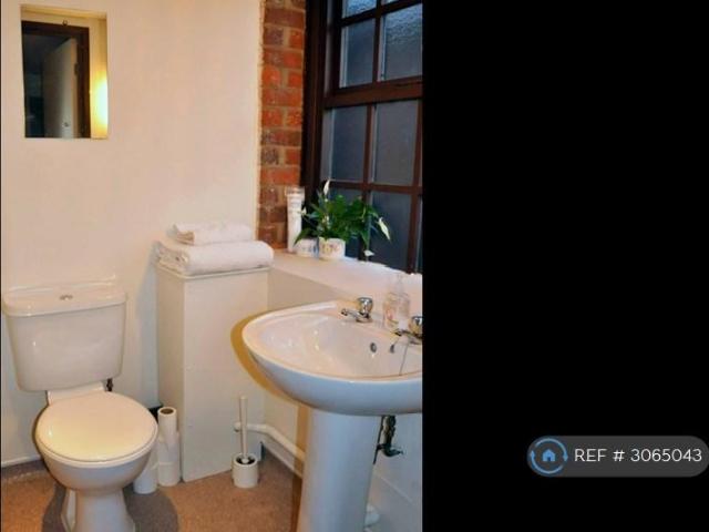 Carlton House, Stoke On Trent, ST4 1 bed in a flat share to rent £615 pcm £142 pw