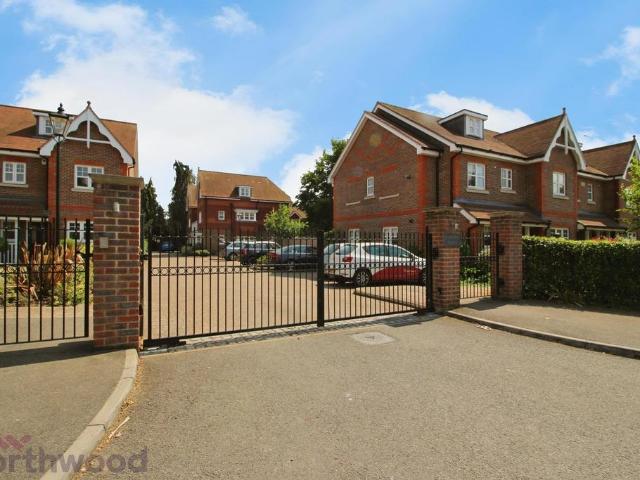 Carlton Place, Dedmere Road, Marlow, SL7 2 bed flat to rent £1,850 pcm £427 pw