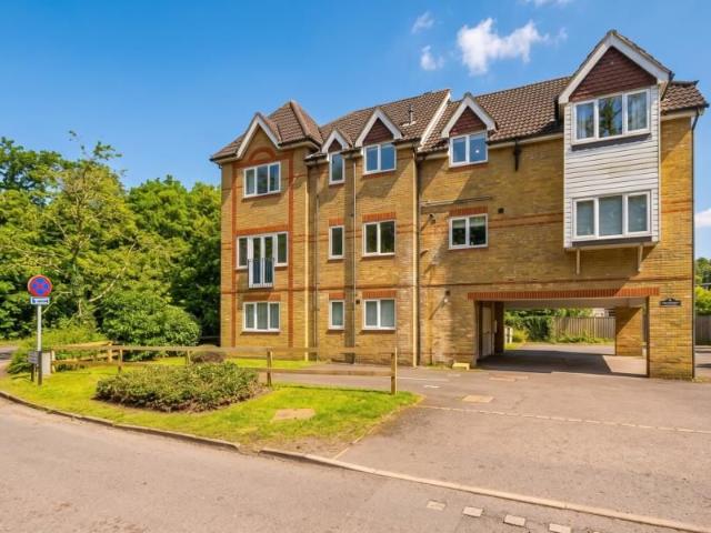Carlton Road, Horsell, Woking GU21, 2 bed flat to rent, £1,550 pcm | PrimeLocation