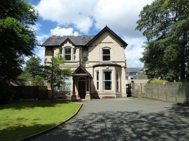 Carlton Road, Whalley Range 2 bed apartment to rent £1,395 pcm £322 pw