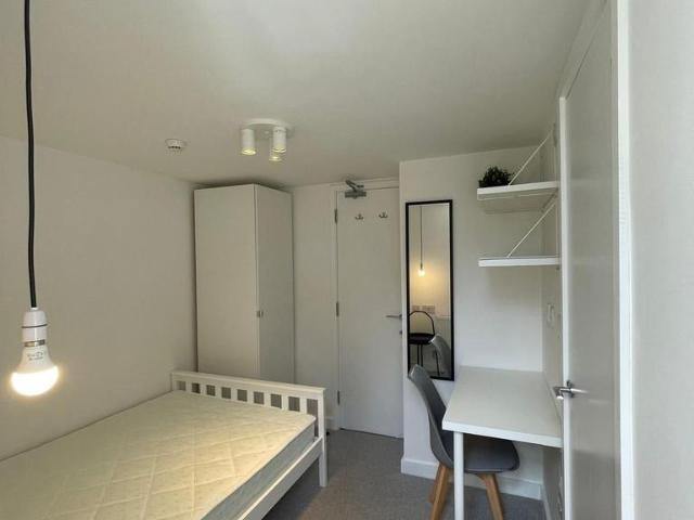 Carlton Street, Halifax HX1 8 bed house of multiple occupation to rent £625 pcm £144 pw