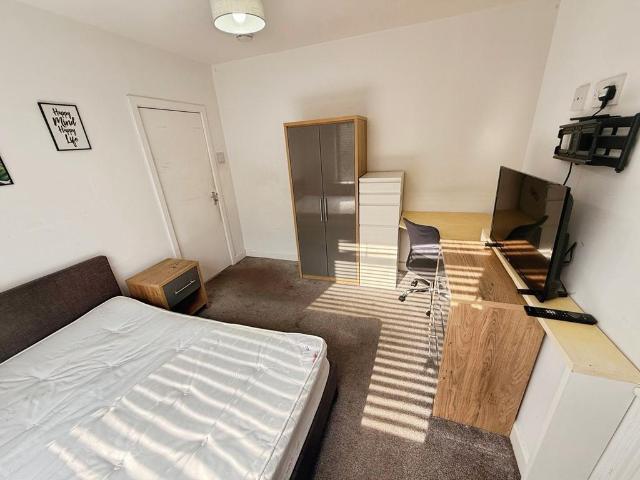 Carlton Street, Kettering. 4 bed house share to rent £550 pcm £127 pw
