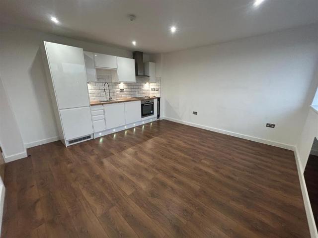 Carlton Square, Carlton, NOTTINGHAM 1 bed flat to rent £800 pcm £185 pw