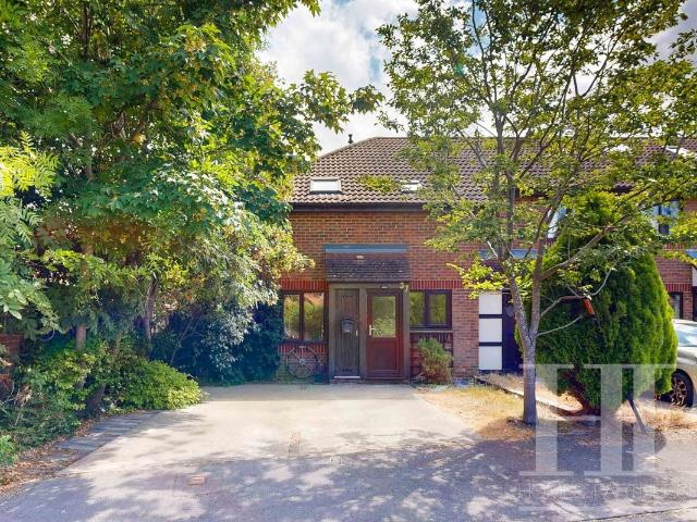 Carlton Tye, Horley RH6, 1 bed end terrace house to rent, £1,250 pcm | PrimeLocation