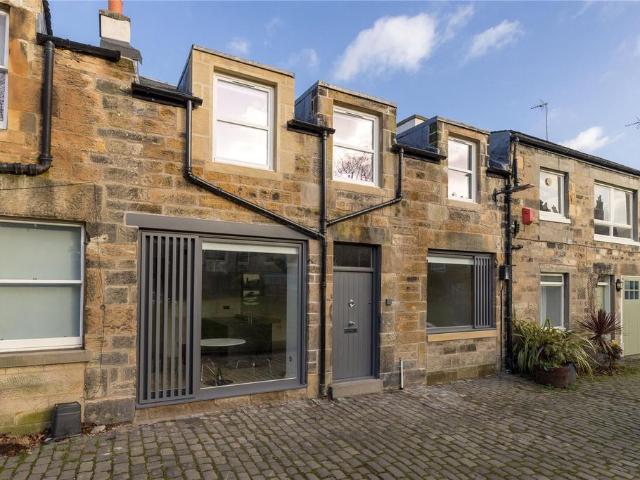 Carlton Terrace Mews, Edinburgh. 2 bed mews to rent £2,700 pcm £623 pw