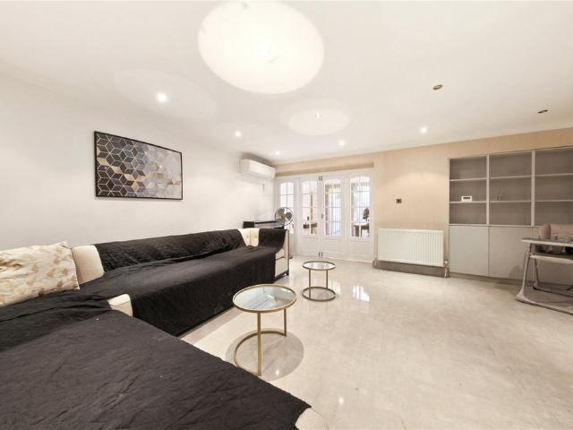 Carlton Vale, London NW6 4 bed house to rent £4,950 pcm £1,142 pw