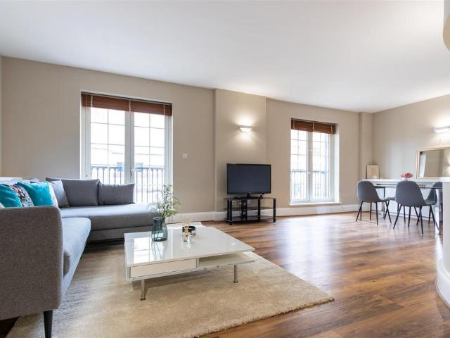 Carlyle Court, Chelsea Harbour, SW10 2 bed apartment to rent £4,117 pcm £950 pw