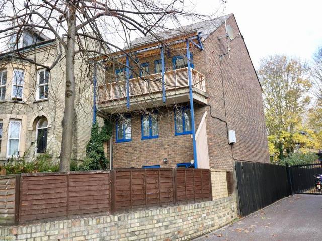 Carlyle Road, Cambridge, CB4 2 bed apartment to rent £1,525 pcm £352 pw