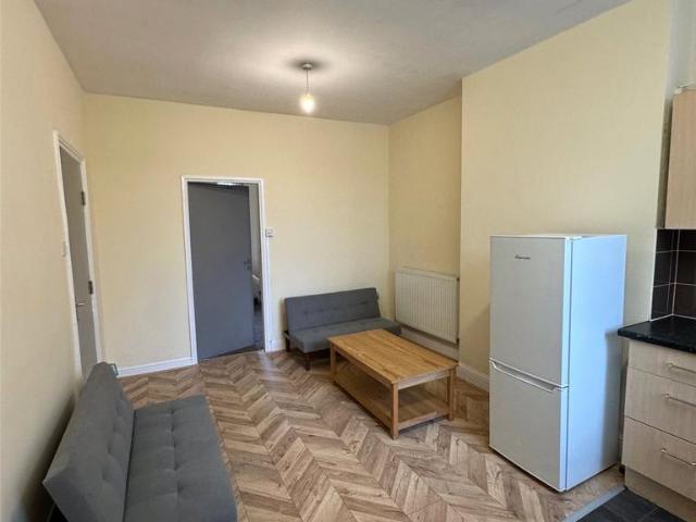 Carlyle Road, Edgbaston, Birmingham. 3 bed apartment to rent £1,200 pcm £277 pw