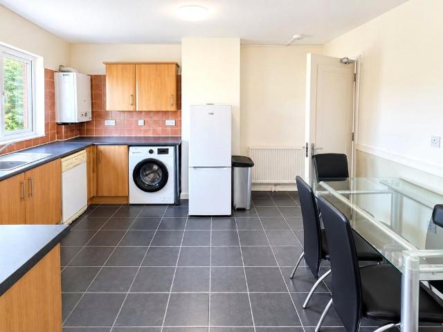 Carlyle Road, Edgbaston, Birmingham. 1 bed apartment to rent £725 pcm £167 pw