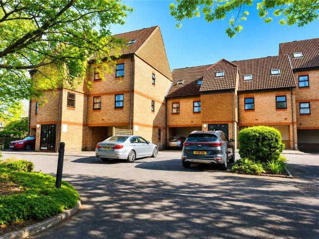 Carmel Close, Mount Hermon Road. 2 bed apartment to rent £1,475 pcm £340 pw