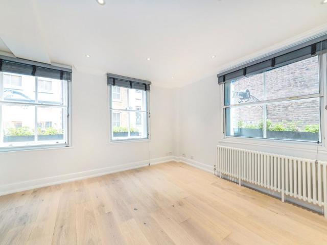 Carnaby Street, Soho, W1F Studio to rent £2,600 pcm £600 pw