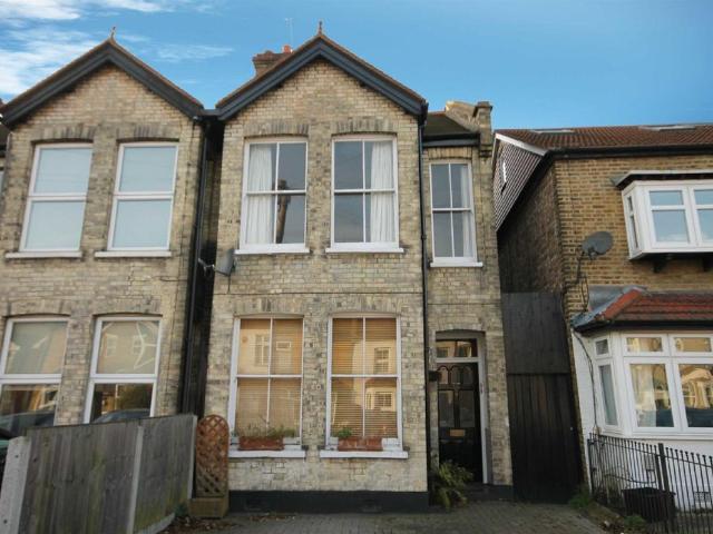Carnarvon Road, South Woodford E18, 2 bed flat to rent, £1,850 pcm | PrimeLocation