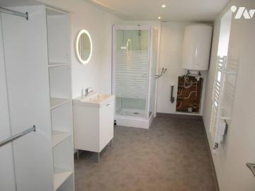 Carnin, T3 rénové mezzanine, 73m2, cuisine équipée, stationnement. Dispo 29/08/2026. Loyer:70