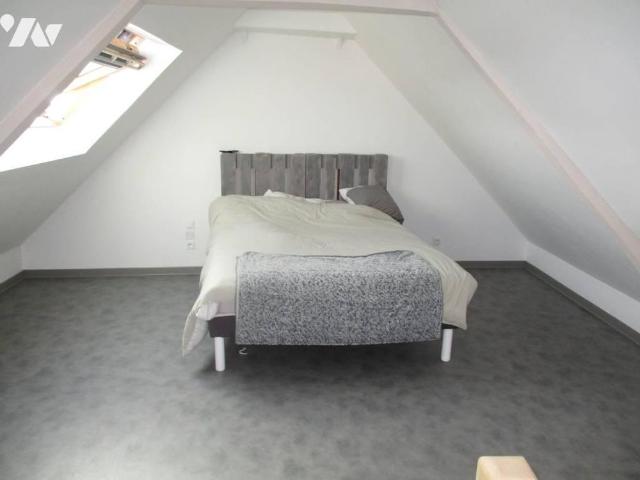 Carnin, T3 rénové mezzanine, 73m2, cuisine équipée, stationnement. Dispo 29/08/2026. Loyer:70