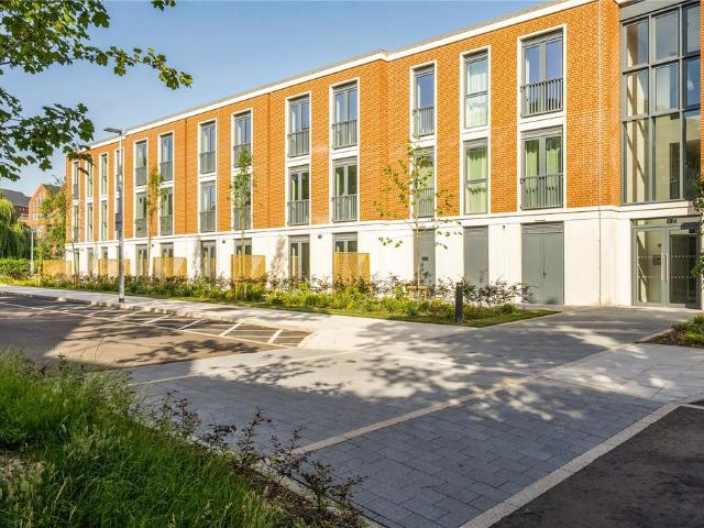 Carnival Place, Berkshire RG40 2 bed apartment to rent £1,875 pcm £433 pw