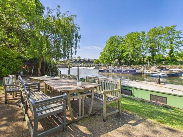 Carpenters House, East Molesey 2 bed apartment to rent £2,750 pcm £635 pw