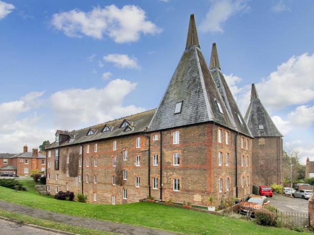 Carpenters Lane, Hadlow, Tonbridge TN11, 2 bed property to rent, £1,550 pcm | PrimeLocation