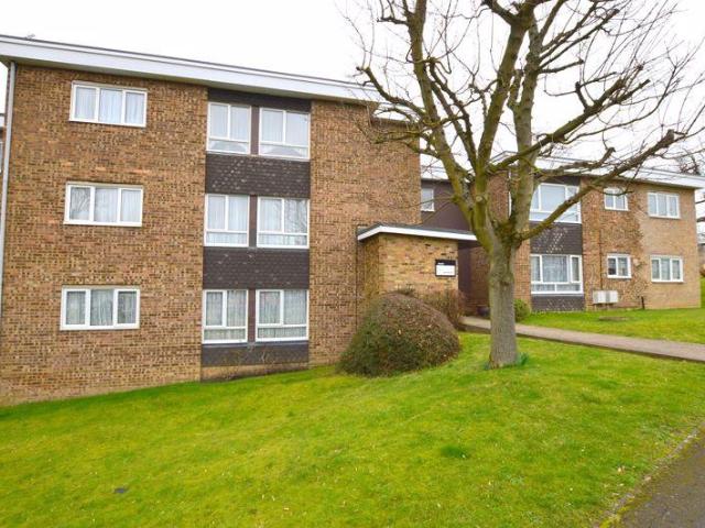 Carpenders Park, Watford 2 bed apartment to rent £1,700 pcm £392 pw