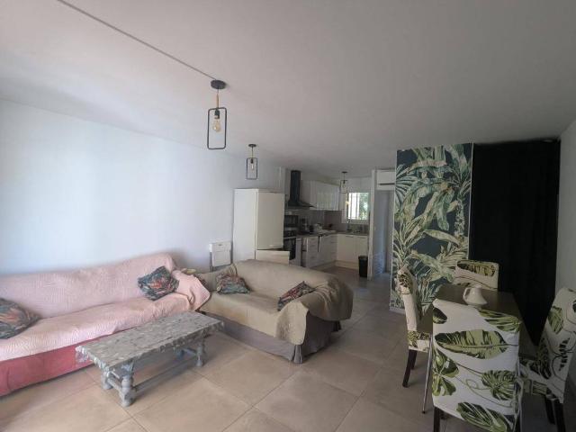 CARQUEIRANNE – MAISON 3 PIÈCES AVEC JARDIN, TERRASSES ET VUE MER