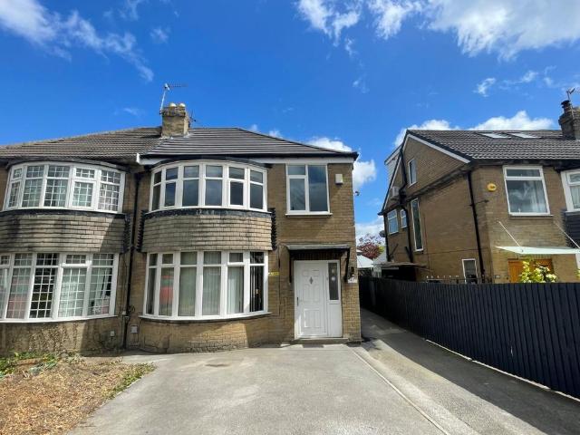Carr Manor Road, Moortown, Leeds, LS17 3 bed semi detached house to rent £1,650 pcm £381 pw