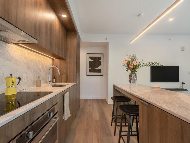 Carré Windsor 1 Bedroom Apartment for Rent at 1114 Rue Saint Antoine O, Montréal, QC H3C 0J3 Vieux Montréal