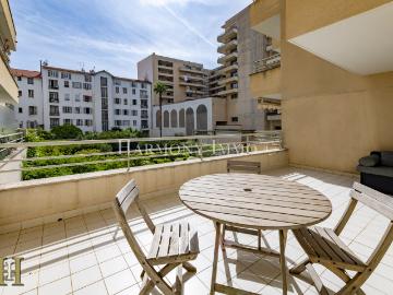 CARRE d'OR 2 PIÉCES MEUBLÉ VASTE TERRASSE !