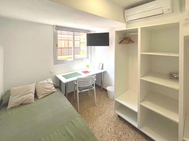 Carrer de Bernat i Baldoví, Burjassot, Valencian Community 46100