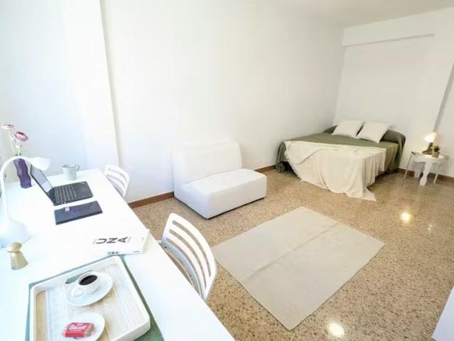 Carrer de Bernat i Baldoví, Burjassot, Valencian Community 46100