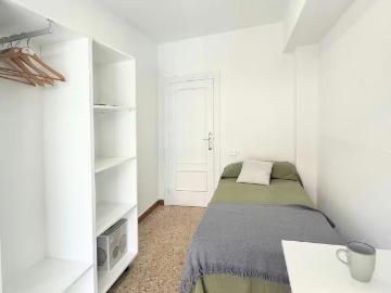 Carrer de Bernat i Baldoví, Burjassot, Valencian Community 46100