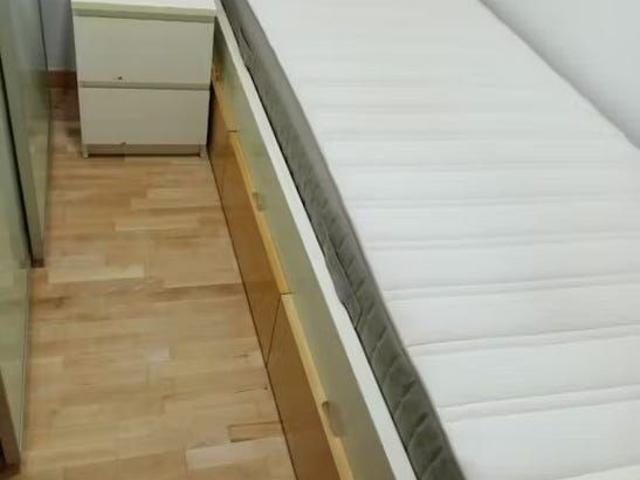 Carrer de l'Emigrant, L'Hospitalet de Llobregat, Catalonia 08906