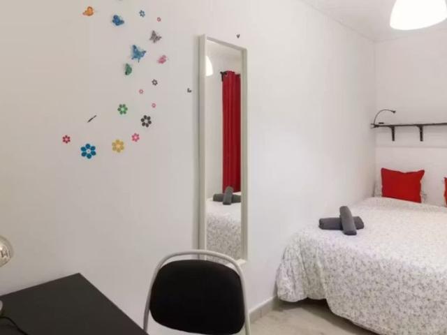 Carrer de Pareto, L'Hospitalet de Llobregat, Catalonia 08902