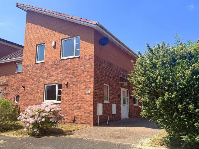 Carrfield Avenue, Altrincham, WA15 3 bed semi detached house to rent £1,700 pcm £392 pw
