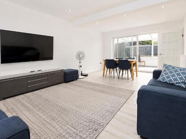 Carrington Avenue, Borehamwood 3 bed semi detached house to rent £2,500 pcm £577 pw