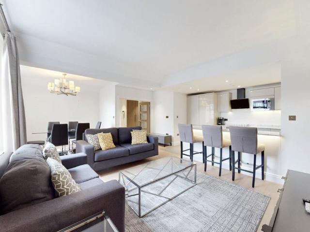 Carrington House, Hertford Street. 2 bed apartment to rent £4,996 pcm £1,153 pw