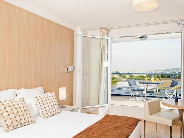 Carrières sur Seine Nice and modern studio with free access to swimming pool
