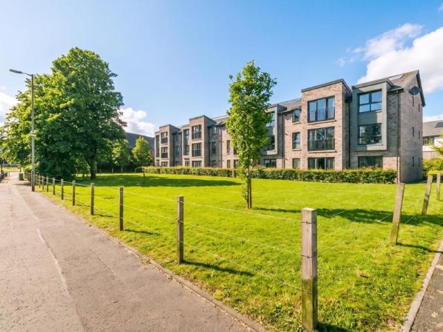Carrochan Gardens, Balloch, West. 2 bed flat to rent £1,350 pcm £312 pw